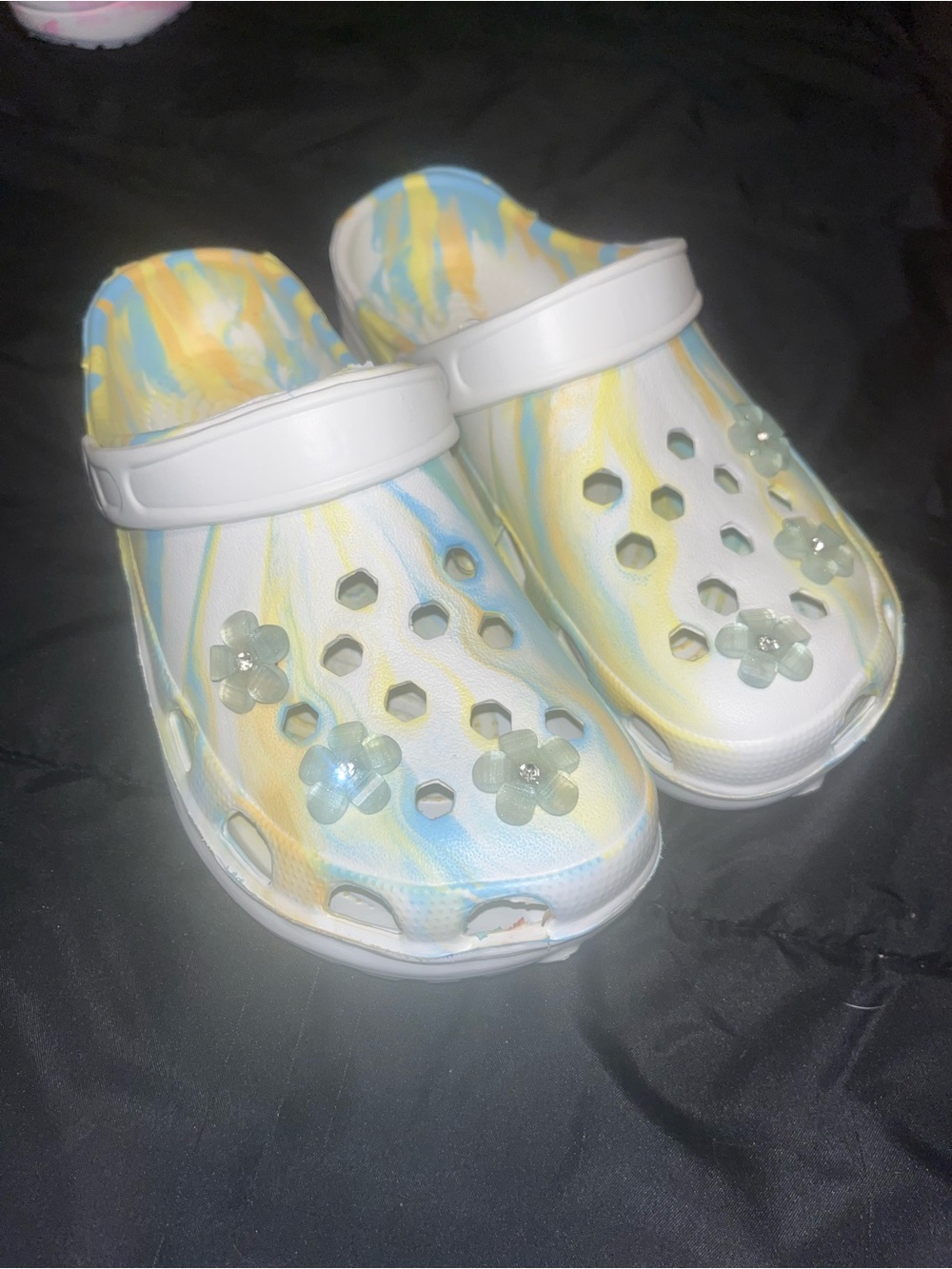 White tie dye Marble-Print Clog Shoes with shimmering Flower Charms m6 w8